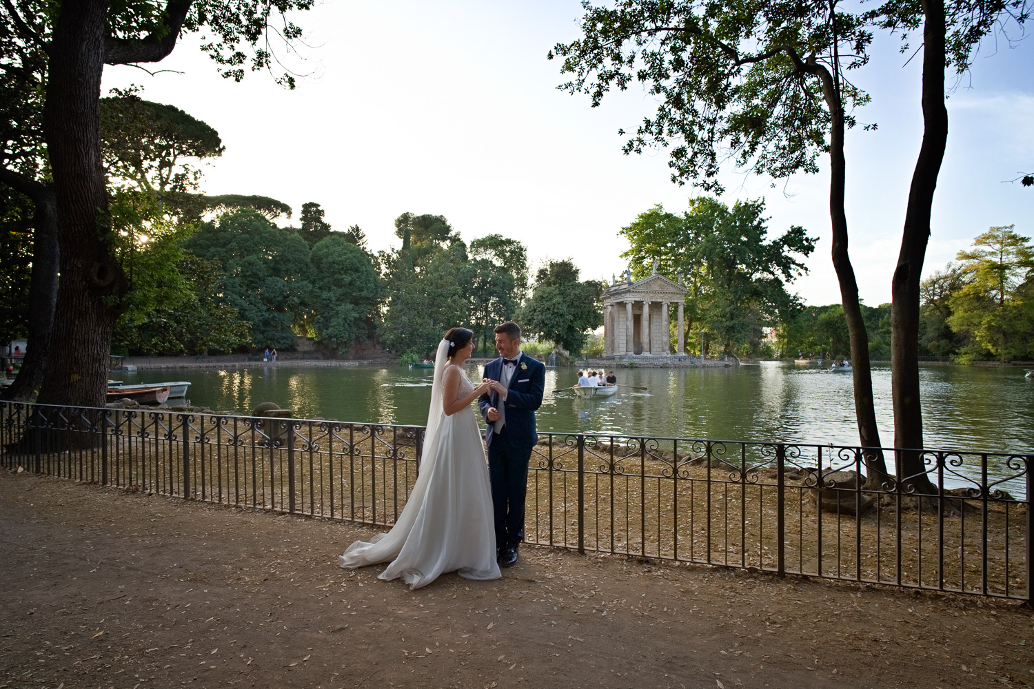 Fotografie di matrimonio al laghetto di Villa Borghese